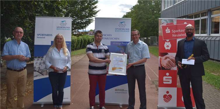 Die Präsidentin vom Sportbund Rheinland, Monika Sauer (2.v.li.), gratulierte dem TV Linz zu einer erfolgreichen Sportabzeichen Saison 2019. Foto: SPORTBUND RHEINLAND e.V.