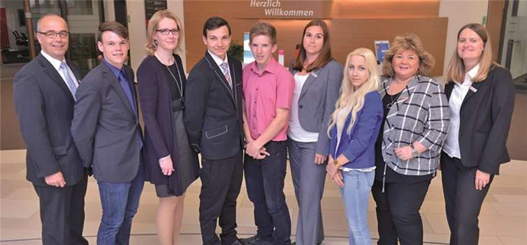 Die Praktikanten wurden von der Ausbildungsleiterin der Kreissparkasse Mayen Dagmar Wagner (rechts) und den jeweiligen Praktikumsbetreuern begrüßt: Herbert Hürter (Filialleiter Münstermaifeld), Martin Groß, Miriam Mohrs (Filialleiterin Mayen-Markt), Veit Büsch, Julian von Treskow, Maren Meffert-Diewald (stellvert. Filialleiterin Andernach-Johannesplatz), Lorena Gatzmanga, Claudia Blotzki (Filialleiterin Polch), Dagmar Wagner (Ausbildungsleiterin) (v.l.n.r.).privat