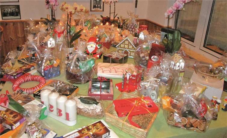 Die Preise wurden auf einem vorweihnachtlich dekorierten Tisch dargeboten. privat