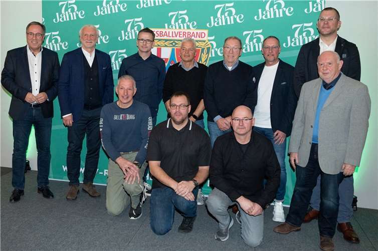 Die Preisträger Ehrenamt: (hinten v. l.) FVR-Präsident Gregor Eibes, DFB-Direktor Rudi Völler, die Preisträger Christoph Schmitt, Hans-Dieter Schwarze, Jochen Koschinski, Rainer Steffen, der FVR-Landesehrenamtsbeauftragte Patrik Klos sowie (vorn v. l.) die Preisträger Helmut Roden, Patrick Michel, Reinhold Günzer und Wolfgang Thiel.  Fotos: SCH