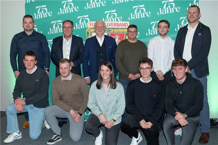 Die Preisträger Fußballhelden: (hinten v. l.) Preisträger Janik Schütz, FVR-Präsident Gregor Eibes, DFB-Direktor Rudi Völler, die Preisträger Oliver Geller und Jonas Wolf, der FVR-Landesehrenamtsbeauftragte Patrik Klos sowie (vorn v. l.) die Preisträger Julius Esch, Tristan Engelmann, Chiara Eckloff, Fabian Möllmeier und Adrian Ax.
