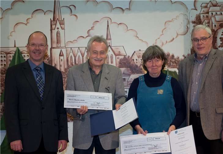 Die Preisträger, Herr Martin Holly sowie die Goethe-Schule - vertretenen durch Frau Anette Löhr - nahmen die Urkunde von Bürgermeister Thilo Becker und Stadtbürgermeister Michael Thiesen entgegen.Privat