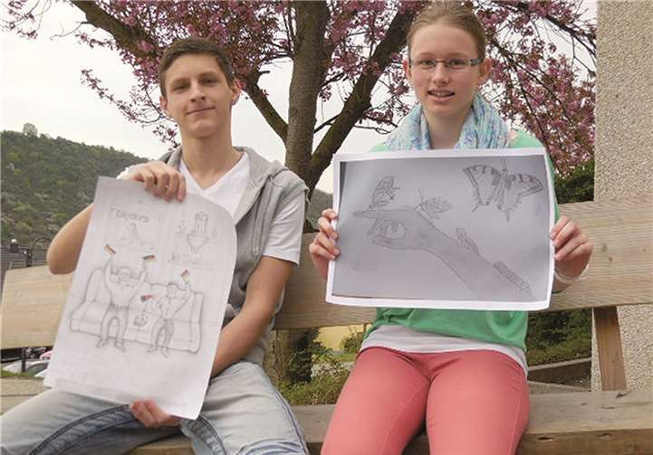 Die Preisträger Oleg Kolechenko und Jana Krämer mit ihren Bildern.Privat