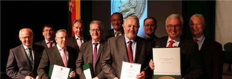 Die Preisträger der Freiherr-vom-Stein-Plakette aus dem Rhein-Lahn-Kreis, (v.l.) Adalbert Dornbusch aus Lahnstein, Helmut Bündgen aus Osterspai und Helmut Göttert aus Ruppertshofen mit Ministerpräsident Lewentz und Landrat Puchtler. Fotos: ND