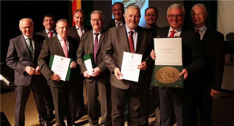 Die Preisträger der Freiherr-vom-Stein-Plakette aus dem Rhein-Lahn-Kreis, (v.l.) Adalbert Dornbusch aus Lahnstein, Helmut Bündgen aus Osterspai und Helmut Göttert aus Ruppertshofen mit Ministerpräsident Lewentz und Landrat Puchtler. Fotos: ND