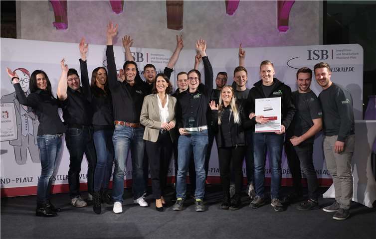 Die Preisträger der Schreinerei Rönnerath mit Wirtschaftssekretärin Daniela Schmitt.Foto: ISB/Alexander Sell