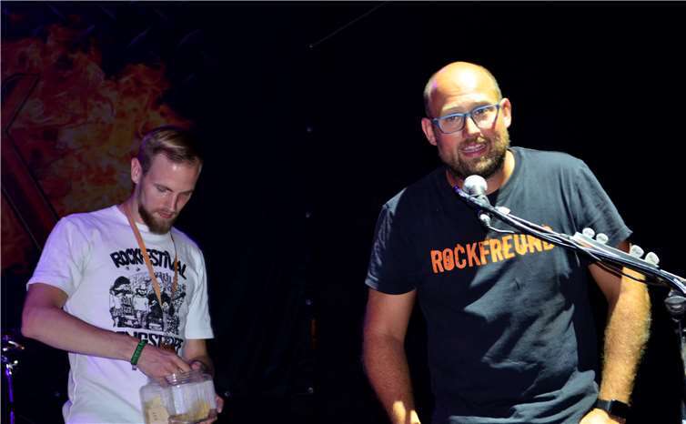 Die Preisträger der Verlosungverkündete Rockfreunde-Vorsitzender Christoph Krämer.