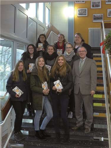 Die Preisträger der besten Messestände und Präsentationen wurden feierlich geehrt: Anne Seibert, Franziska Reuter, Sophie Jungbluth, Buse Günes, Annika Stobb, Michelle Wilbert, Diren Duran, Céline Prevot, Silvio Carrus, Timo Busch, Sabrina Moesta und Daniel Schmidke. privat