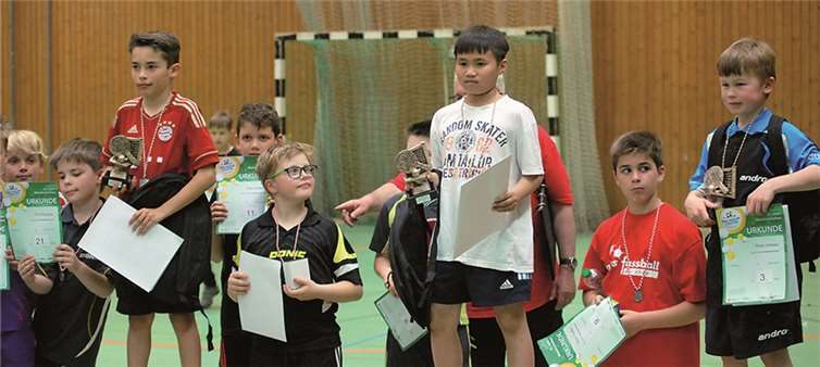 Die Preisträger der diesjährigen Minimeisterschaften um Kevin Huynh starteten erfolgreich in ihre ersten Tischtenniswettkämpfe.privat