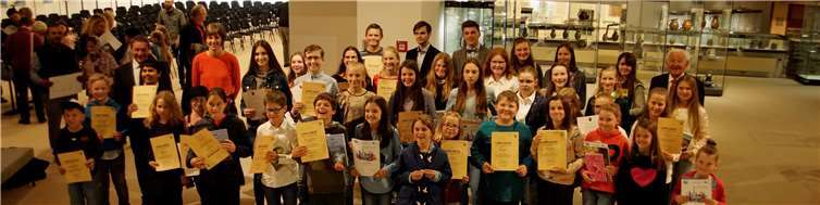 Die Preisträger des 65. Europäischen Wettbewerbs freuen sich über ihre Urkunden und Sachpreise. -MIH-