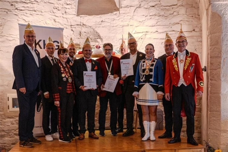 Die Preisträger des Abends (von links): Lars Hörnig, Godehard Juraschek und Georg „Schosch“ Spross mit dem Vorstand der GKKG sowie den Laudatoren David Langner und Andreas Schmitt und den Ehrenratssprechern Jörg Perscheid und Joachim Castor.