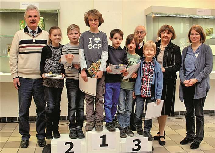 Die Preisträger des Geschichtenwettbewerbes 2014 Rheinbach: stehen auf der Siegertreppe: Platz 1: Livio Maria Pasquariello (li.) und Nicolas Beninde. Auf Platz 2: Wiktoria Makarewicz (li.) und Noah-Gabriel Nücken. Platz 3: Emanuel Weiß und Jaron Lunnebach (re.). STEIN