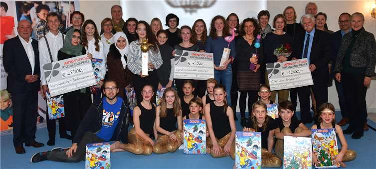 Die Preisträger des neuen Preises KultDING, umrahmt von Magnus Schneider, dem Vorstandsvorsitzenden der LOTTO-Stiftung (links), Frank Zwanziger (Geschäftsführer der LOTTO-Stiftung, 2.v.r.), den beiden LOTTO-Stiftungsvorstandsmitgliedern Walter Desch (4.v.l.) und Agnes Dunkel (3.v.l.) sowie Monika Sauer (Mitglied der LOTTO-Gesellschafterversammlung, links). Fotos: Peter Seydel / Lotto RP