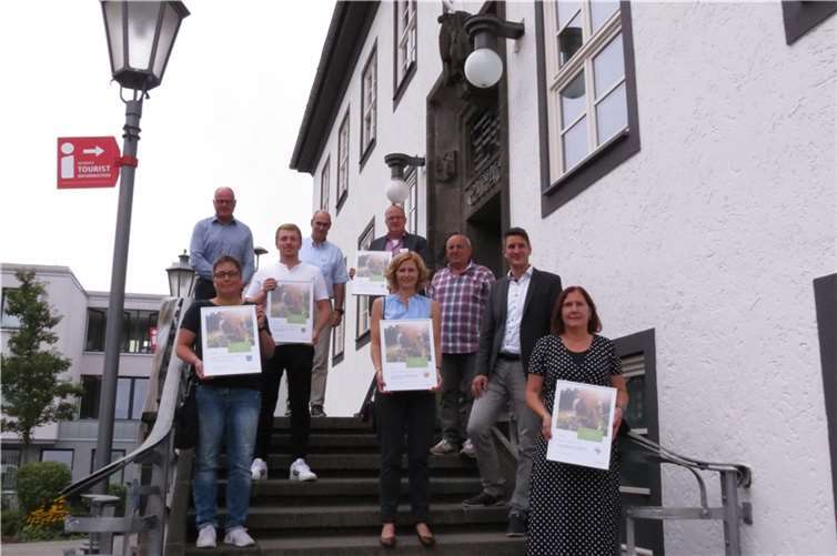 Die Preisträger freuen sich gemeinsam mit Bürgermeister Guido Nisius von der Verbandsgemeinde Adenau über den Klimaschutzpreis, den Fabian Vocktmann von Westenergie überreichte. Foto: Westenergie AG