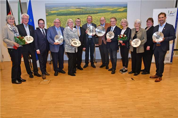 Die Preisträger gemeinsam mit Landrat Dr. Alexander Saftig (6.v.l.), dem Ersten Kreisbeigeordneten Pascal Badziong (3.v.l.) sowie der Kreisbeigeordneten Judith Lehnigk-Emden (2.v.r.).  Foto: Kreisverwaltung/W.Schäfer