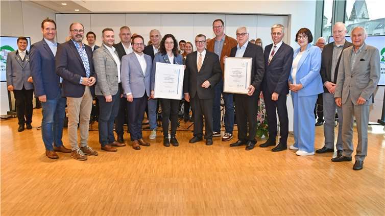 Die Preisträger gemeinsam mit Landrat Dr. Alexander Saftig (7.v.r.) und dem Ersten Kreisbeigeordneten Pascal Badziong (5.v.l.) sowie Vertretern der kommunalen Familie und der Sparkassen.  Foto: Kreisverwaltung/Wiebke Schäfer