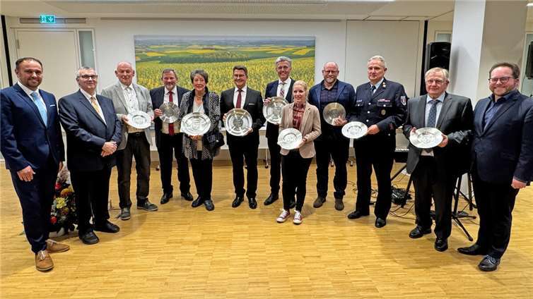 Die Preisträger gemeinsam mit Landrat Dr. Alexander Saftig (2.v.l.), dem Ersten Kreisbeigeordneten Pascal Badziong (rechts) sowie dem Kreisbeigeordneten Jens Firmenich (links). Foto: Kreisverwaltung/Damian Morcinek
