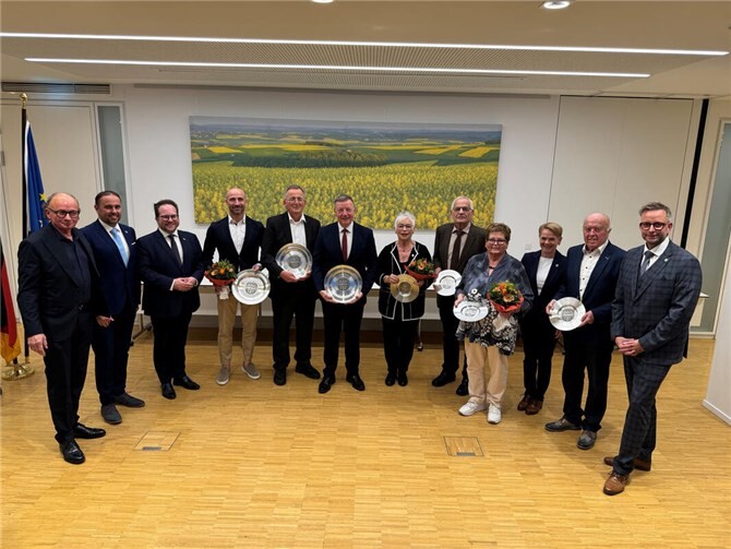 Die Preisträger gemeinsam mit Landrat Marko Boos (rechts), dem Ersten Kreisbeigeordneten Pascal Badziong (3.v.l.) sowie den Kreisbeigeordneten Jens Firmenich (2.v.l.) und Achim Hütten (links). Foto: Kreisverwaltung MYK/Damian Morcinek