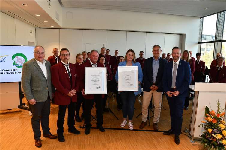 Die Preisträger gemeinsam mit Landrat Marko Boos (vorne rechts) und den Vertretern der Sparkassen. Foto: Kreisverwaltung MYK/Damian Morcinek