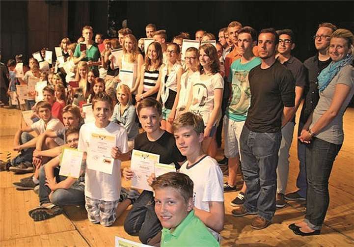 Die Preisträger mit ihren Lehrern.Miriam Schmitz