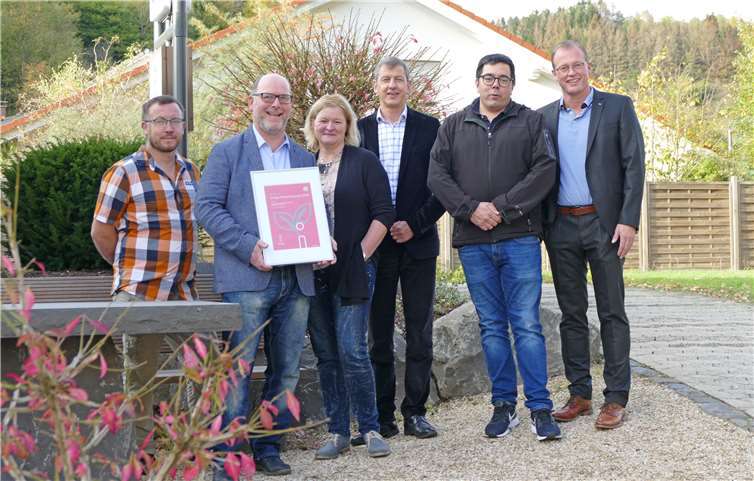 Die Preisträger und Ortsbürgermeister Andreas Doll (2. v. l.) freuen sich gemeinsam mit Bürgermeister Jörg Lempertz von der Verbandsgemeinde Mendig (1. v. r.) und Michael Dötsch von innogy (3. v. r.) über den Klimaschutzpreis.Foto: privat
