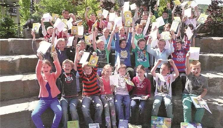 Die Preisträger und Preisträgerinnen in der ersten Reihe, v.li. Pauline Wunderlich, 3. Preis, Jannik Schmitz, 2. Preis, Hendrik Pinger, 2. Preis, Hannah Schmidt, 3. Preis, Christian Fell, 2. Preis, Carla Holl, 2. Preis, Jan Wezstein, 1. Preis, Martin Firlus, 1. Preis mit der höchsten Punktzahl. privat