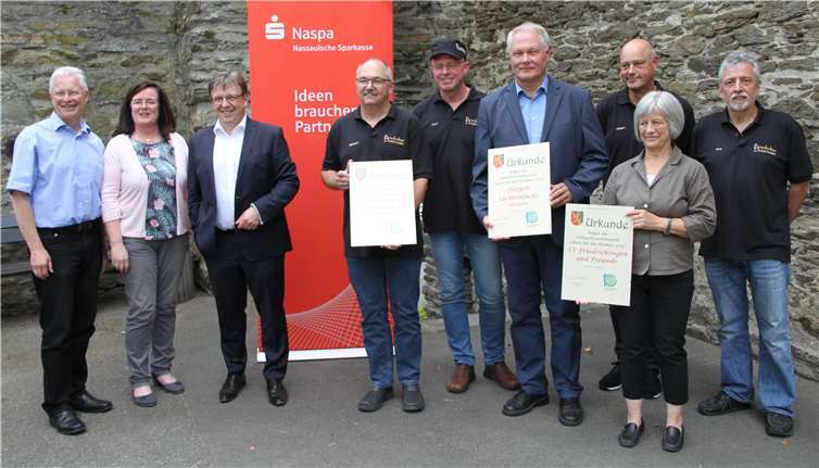 Die Preisträger wurden mit Geldpreisen und Urkunden ausgezeichnet, v. li. Landrat Frank Puchtler, Michelle Wittler (Ortsbürgermeisterin Dausenau), Michael Baumann (NASPA), Michael Braun, Hans-Peter Hütter, Jürgen Jachtenfuchs, Rosemarie Müller, Jürgen Nickel und Uwe Christ..Fotos: MFU