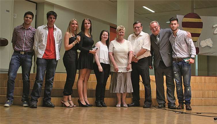 Die Preisträger zusammen mit dem Vorstand des Fördervereins und der Schulleitung: (v. links nach rechts): Yannick Feldmann (10a), Manuel Walther (9a), Maja Eller (10a), Tessa Täubner (10b), Büsra Kök (9a), Rita Kruber (Vorsitzende des Fördervereins), Otmar Kruber (Schatzmeister des Fördervereins), Martin Leupold (stellvertretender. Schulleiter), Burak Üctepe (10b). Fehlend: Gözde Akayoglu (10a)