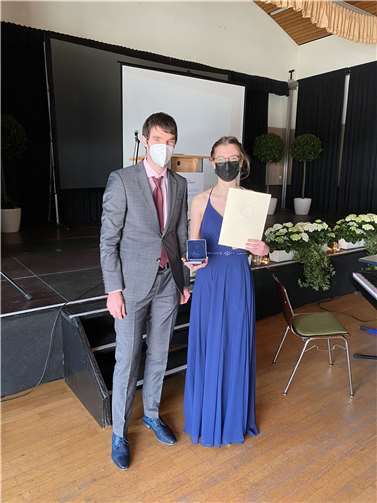 Die Preisträgerin Johanna Gillig aus Antweiler (re.) mit dem Fachkonferenzleiter Sport, Herrn StR Peter Wagler (li.) anlässlich der Preisübergabe in der Hocheifelhalle Adenau.  Foto: privat