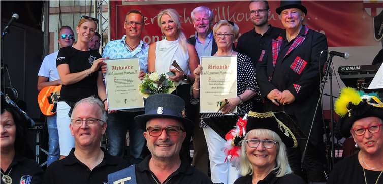 Die Preisträgerin Monika Retzmann (hinten, 5. v. re.) und Margot Hellinger (3. v. re.),die den Preis für ihren verstorbenen Ehemann Otto entgegennahm, im Kreise von GKKG-Mitgliedern und den Laudatoren Detlev Port (4. v. li.) und Manfred Gniffke (4. v. re.). Fotos: BSB