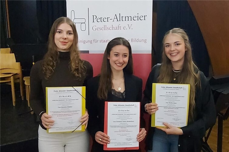 Die Preisträgerinnen des Goethe Gymnasiums von links nach rechts: Charlotte Bödeker, Constanze Wiedenhues, Madita Salzer.