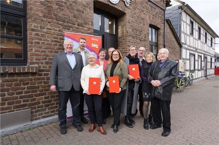 Die Preisträgerinnen mit Urkunde (v.l.): Waltraud Schumann, Ulrike Kempchen und Nicole Baschab-Bienentreu, Vorsitzende des Bürgerverein Essig; ganz rechts Gründungsmitglied Wolfgang Assmann mit Mitgliedern der Jury des SPD-Swisttal-Preises um Tobias Leuning (2.v.l.). Foto: SPD Swisttal