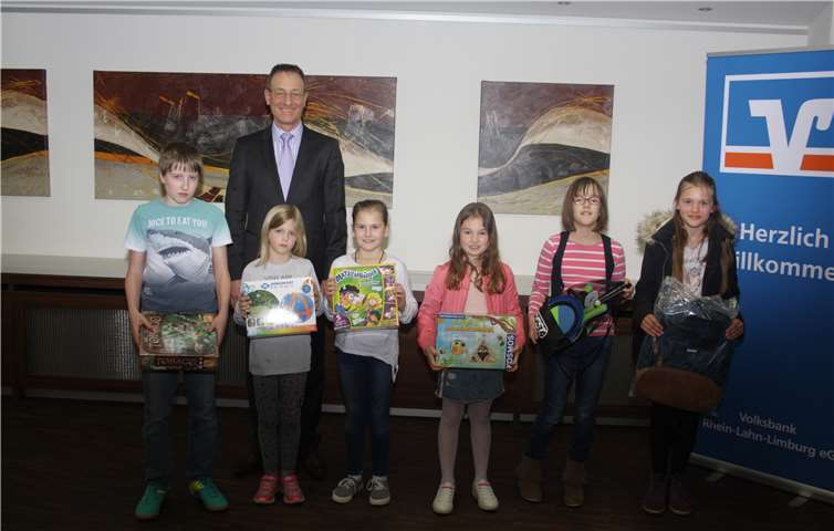 Die Preisträgerinnen und Preisträger freuten sich über ihre Gewinne. Foto: Volksbank Rhein-Lahn-Limburg eG