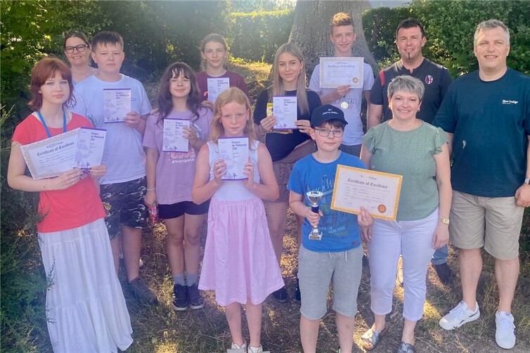 Die Preisträgerinnen und Preisträger mit Schulleiter Michael Walo, stellv. Schulleiterin Linda Laux, FK Englisch Leitung Elmar Holst und FK Mathe Leitung Natalie Roor.