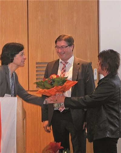 Die Preisvergabe an die Vorsitzende „Nachbarn in Not e.V.“, Marianne Runkel und Geschäftsführer Josef Honnef.