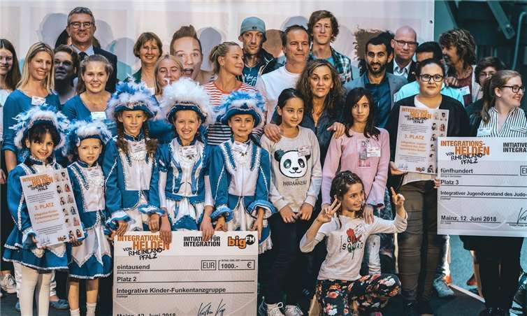 Die Preisverleihung für Integration des Radio-Netzwerks bigFM. In der hinteren Reihe, als Dritter von rechts, ist Adam Cowen als Vertreter der Dieblicher Disc Donkeys dabei.privat