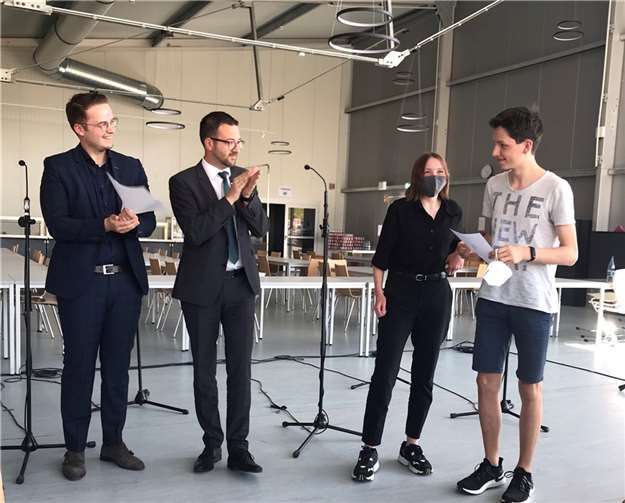 Die Preisverleihung im Are-Gymnasium der 10 b (5. Platz ) und der 10d (4 Platz). Foto: WHG