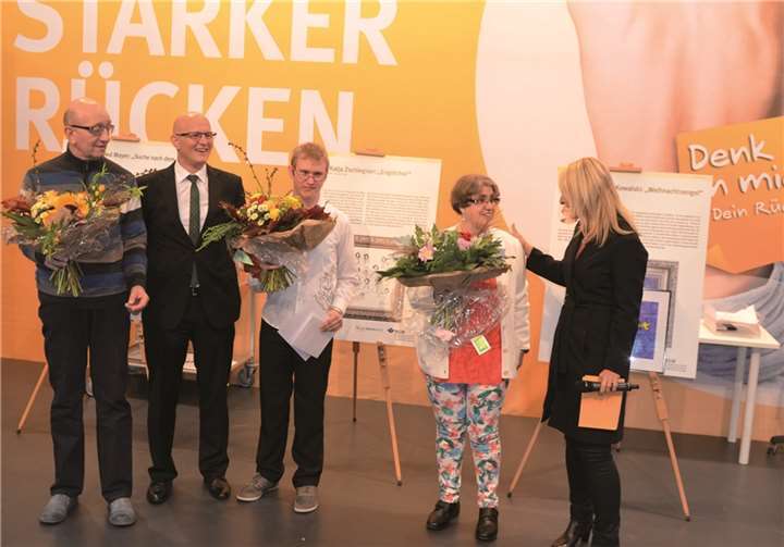 Die Preisverleihung (v.l.n.r.): Gottfried Mayer, Jörg Schudmann, stellvertretender Hauptgeschäftsführer der BGW, Marcus Didßen, stellvertretend für Katja Zschiegner, Gabriele Kowalski und Katrin Degenhardt, Moderatorin der Veranstaltung.BGW/Sascha Brandt