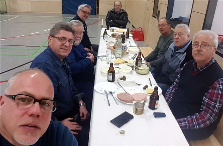 Die Prellballer der TSG Irlich. V.l.n.r.: Patrick Hoffmann, Jürgen Staudt, Dieter Schreiber, Rolf Schöning, Dieter Öl, Dietmar Weber, Klaus Pinhammer und Bernd Weihrauch, es fehlen Michael Mülhöfer und Reiner Wolf. privat