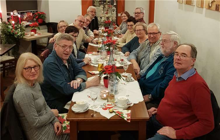 Die Prellballer der TSG Irlich mit Helferteam nach dem leckeren Essen in gemütlicher Runde.Copyright: PH