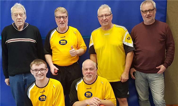 Die Prellballer der TSG Irlich (v.li.n.re.): Klaus Pinhammer, Horst Stamm, Reiner Wolf und Rolf Schöning, vorne kniend Leo Hettrich und Patrick Hoffmann. Foto: Patrick Hoffmann