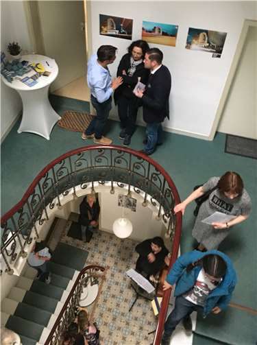 Die Premiere der Lützeler Treppenhauskunst kam mehr als gut an. Fotos: Privat