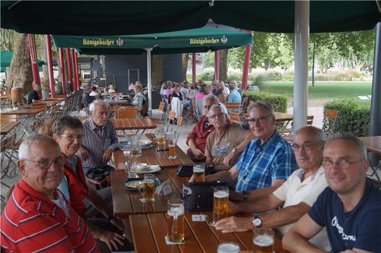 Die Premierentour führte zum Deutschen Eck. Im dortigen Biergarten gab es den „Sundowner“ und es wurde Geselligkeit gepflegt.  Foto: Kolping St. Martin