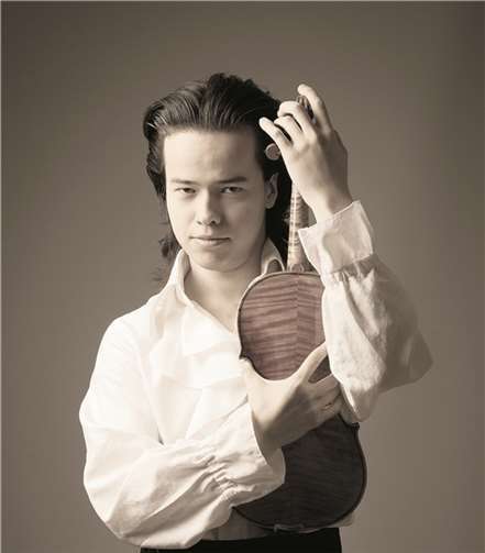 Die Presse schrieb über den jungen Ausnahmekünstler „Im Konzert demonstrierte Roman Kim lauter Hexereien und riss die Besucher von den Stühlen. Kein Konkurrent dürfte in fünf Minuten mehr Töne und Schikanen auf der Geige schaffen“.Privat