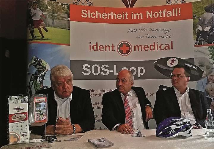 Die Pressekonferenz zur Vorstellung des SOS-Loop-Armbands im Bad Emser „Badhaus“: (v.l.) Hans Meiser, Frank Ackermann und Stefan Theissen.