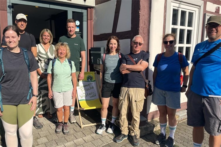 Die PressevertreterInnen vor der Tourist-Information 