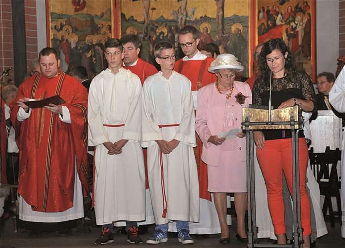 Die Primizmesse fand wegen der großen Besucherzahl in St. Peter Sinzig statt. Auf unserem Foto v.re.: Rebecca Bley und Henriette Maaskersting aus Franken beim Vortragen der Fürbitten sowie Diakon Andreas Möhlig, Messdiener Phillipp Spang (aus Franken), Pastor Achim Thieser, Messdiener Lars Klein (aus Franken) und Martin Koch.-RÜ-