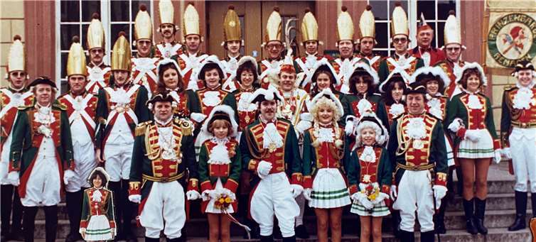 Die Prinzengarde 1978 beim Erinnerungsfoto auf den Bahnhofstreppen. Fotos: AB