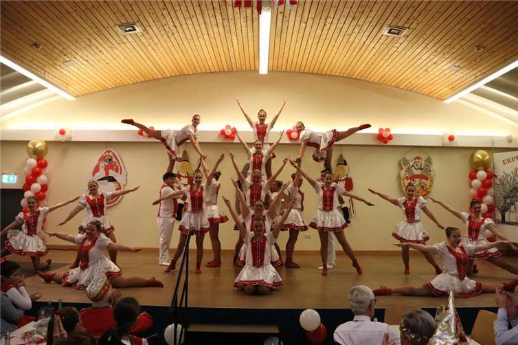 Die Prinzengarde Erpel begeisterte mit ihren neuen Sessionstänzen, einstudiert und gestellt von den Trainerinnen Vanessa Beschoner und Hannah Roos.  Fotos: Daniela Simon