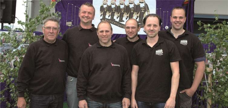 Die Prinzengarde Freisheim mit ihrem 1.Prinz in Freisheim Ewald Grohs (li.) und dem Vorsitzenden Markus Grohs (3.v.li.). UM